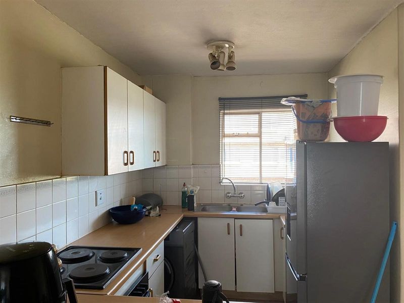 One-Bedroom Apartment in Oval Gardens for Sale - Photo 5