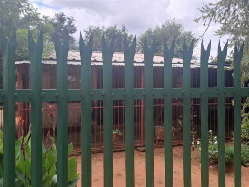 3 BEDROOM FAMILY  HOUSE IN ROODEPAN FOR SALE - Photo 3