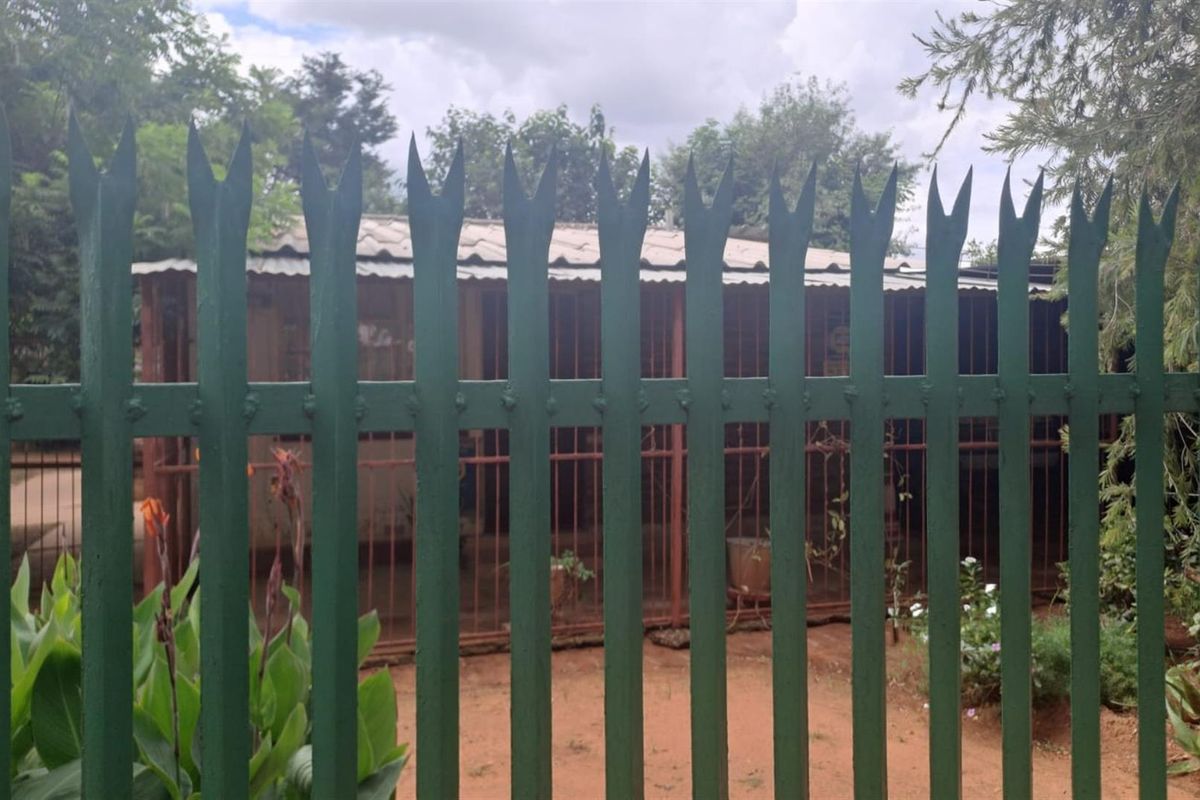 3 BEDROOM FAMILY  HOUSE IN ROODEPAN FOR SALE - Photo 3