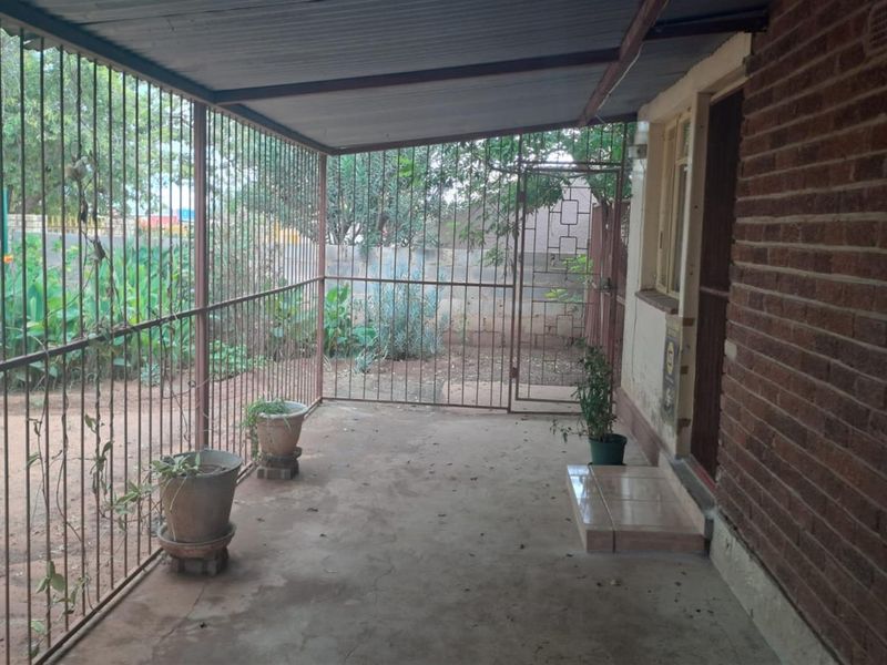 3 BEDROOM FAMILY  HOUSE IN ROODEPAN FOR SALE - Photo 2