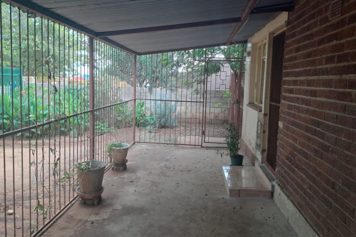 3 BEDROOM FAMILY  HOUSE IN ROODEPAN FOR SALE - Photo 2