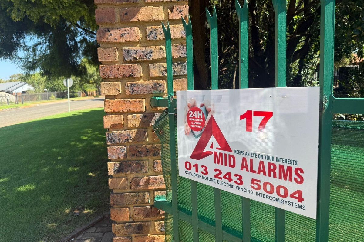 Stunning Family Home in Sought-After Dennesig, Middelburg! - Photo 5