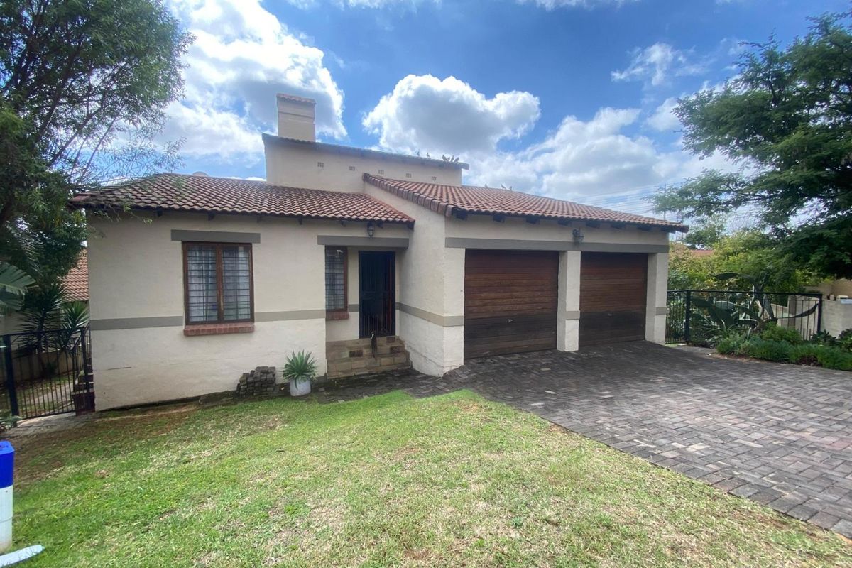 3-Bedroom  2 bathrooms, 2 Car Garage  Townhouse in a Secure Estate Available For Rent - Photo 2