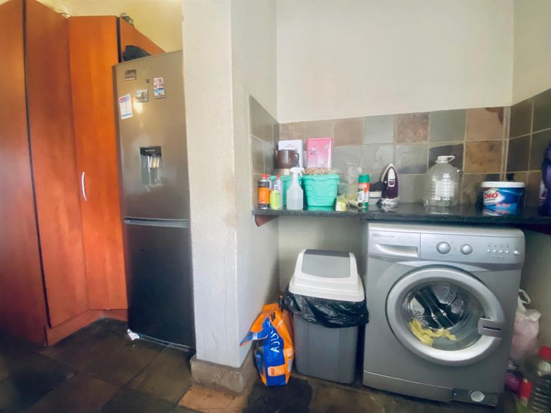 3-Bedroom  2 bathrooms, 2 Car Garage  Townhouse in a Secure Estate Available For Rent - Photo 6