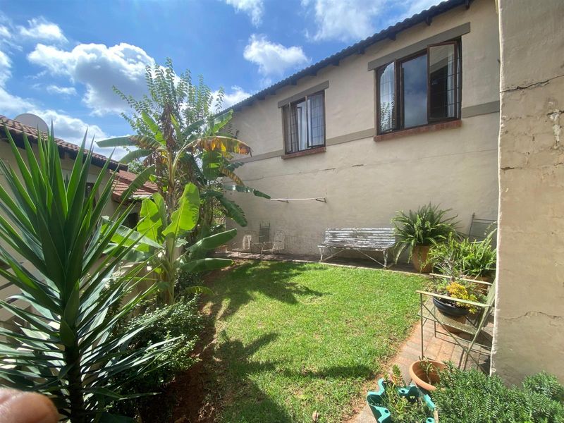 3-Bedroom  2 bathrooms, 2 Car Garage  Townhouse in a Secure Estate Available For Rent - Photo 3