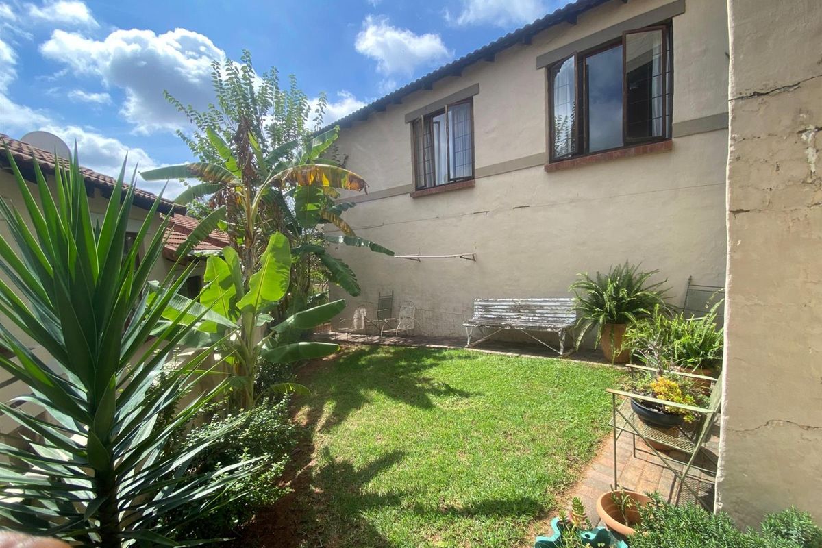 3-Bedroom  2 bathrooms, 2 Car Garage  Townhouse in a Secure Estate Available For Rent - Photo 3