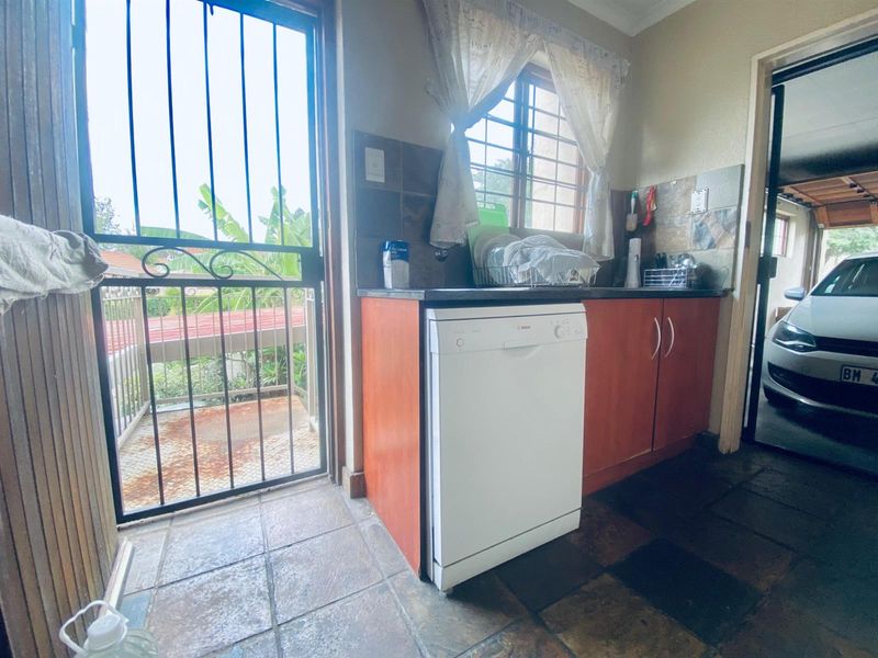 3-Bedroom  2 bathrooms, 2 Car Garage  Townhouse in a Secure Estate Available For Rent - Photo 4