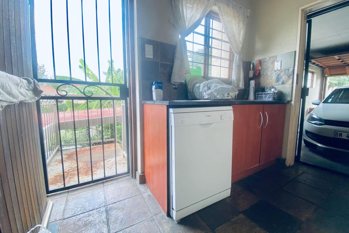 3-Bedroom  2 bathrooms, 2 Car Garage  Townhouse in a Secure Estate Available For Rent - Photo 4