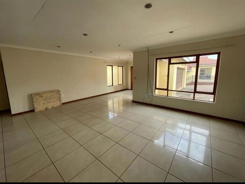 Townhouse For Sale in Aviary Hill, Newcastle, KwaZulu Natal - Photo 5