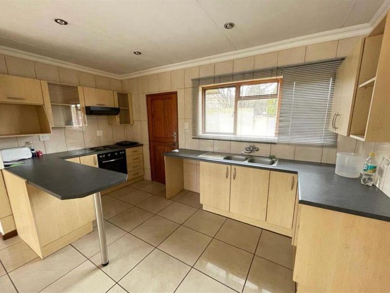 Townhouse For Sale in Aviary Hill, Newcastle, KwaZulu Natal - Photo 2