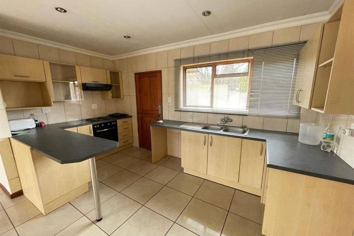 Townhouse For Sale in Aviary Hill, Newcastle, KwaZulu Natal - Photo 2
