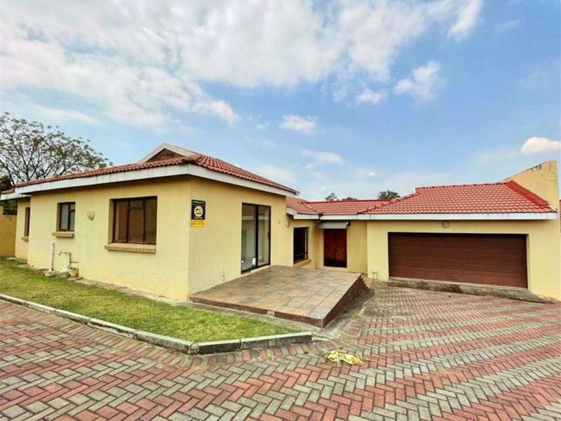 Townhouse For Sale in Aviary Hill, Newcastle, KwaZulu Natal - Photo 1