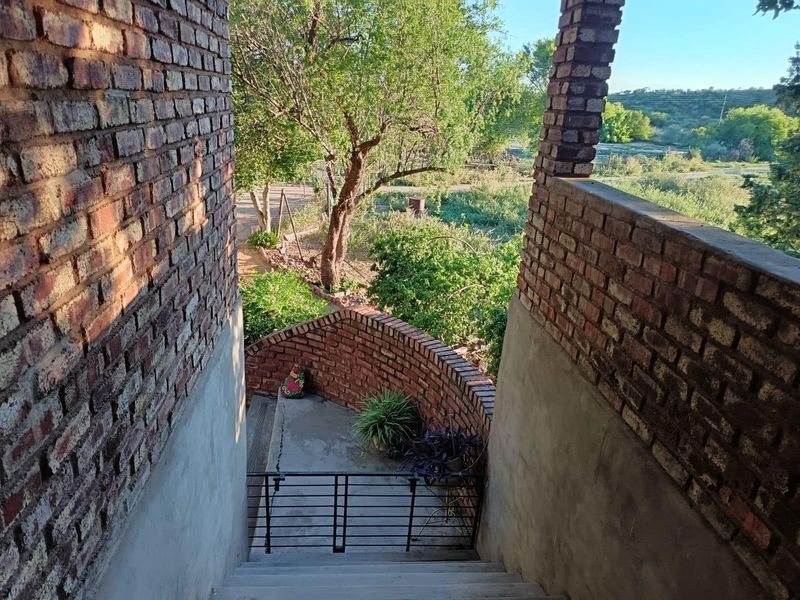 Spacious Smallholding Near the Vaal River - Ideal family living - Photo 2