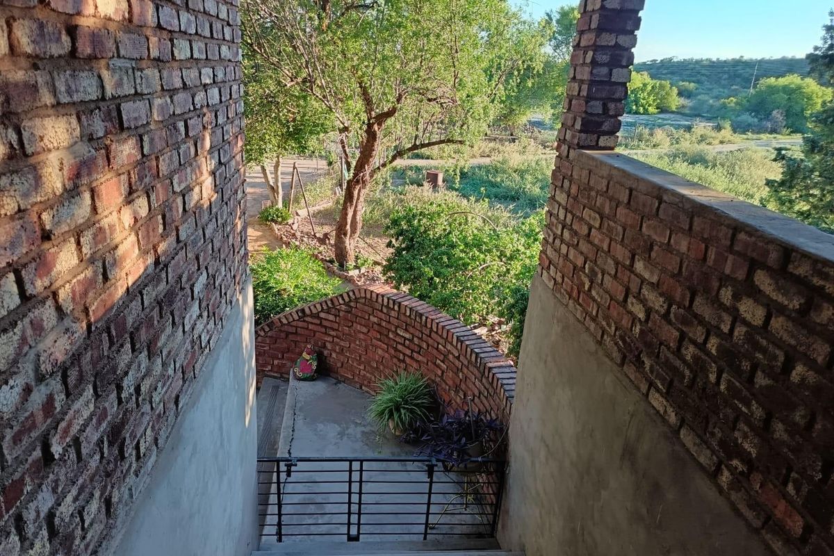 Spacious Smallholding Near the Vaal River - Ideal family living - Photo 2