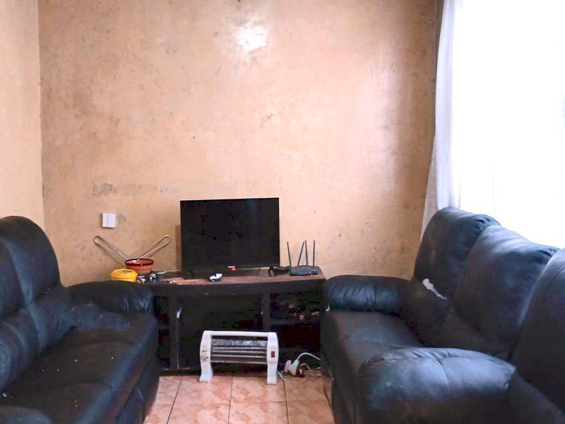 House For Sale in Mdantsane 2bedroom fully walled - Photo 3