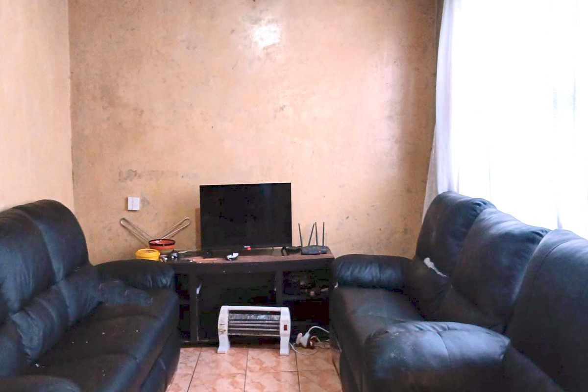 House For Sale in Mdantsane 2bedroom fully walled - Photo 3
