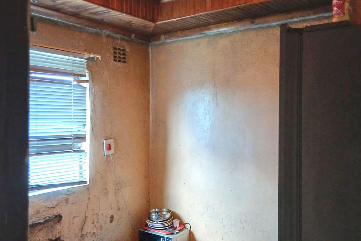 House For Sale in Mdantsane 2bedroom fully walled - Photo 4