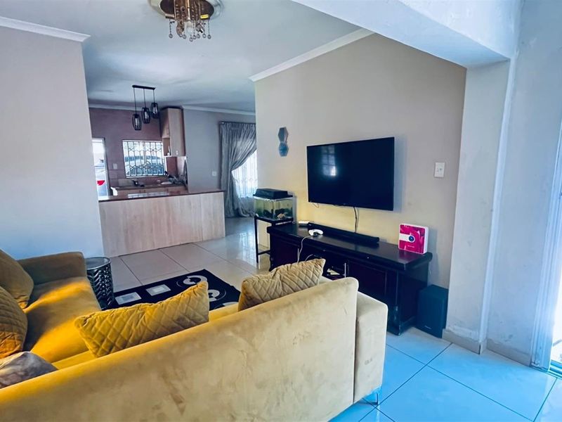 Ivestors!! Three Bedroom House with 3 1 bedroom Apartments for Sale in The Reeds, Centurion - Photo 3