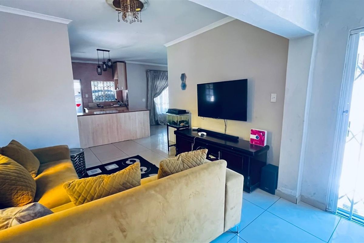 Ivestors!! Three Bedroom House with 3 1 bedroom Apartments for Sale in The Reeds, Centurion - Photo 3