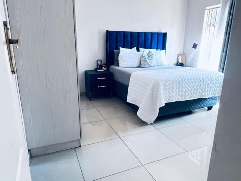 Ivestors!! Three Bedroom House with 3 1 bedroom Apartments for Sale in The Reeds, Centurion - Photo 4