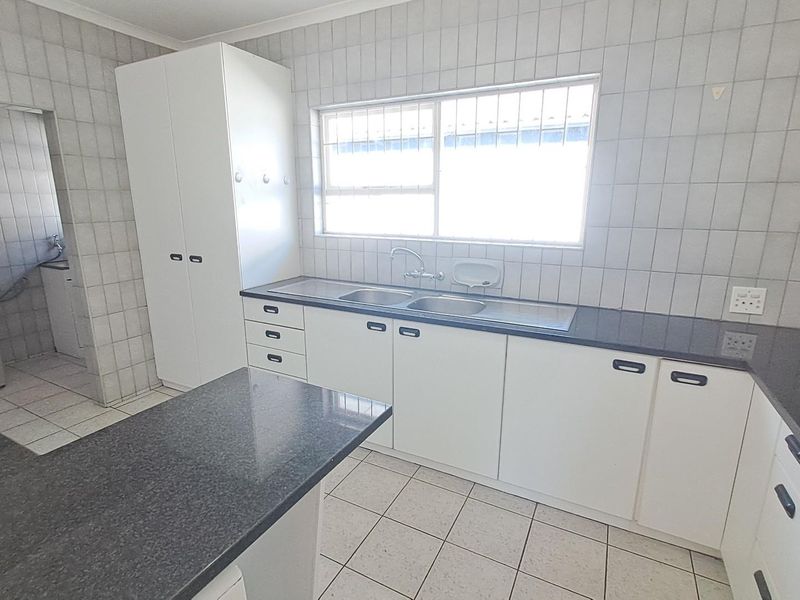 4 Bedroom House For Sale in Panorama, Malmesbury - Photo 9