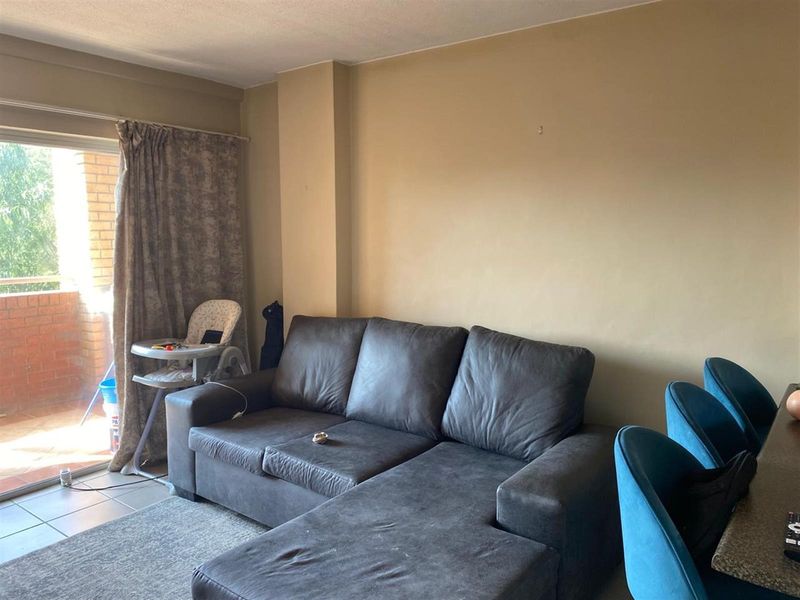 Charming Two Bedroom Apartment for Sale in Die Hoewes - Photo 9