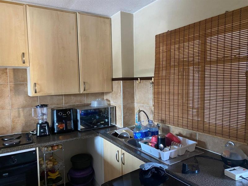 Charming Two Bedroom Apartment for Sale in Die Hoewes - Photo 7