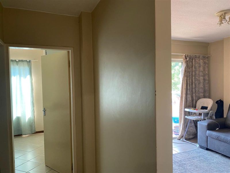 Charming Two Bedroom Apartment for Sale in Die Hoewes - Photo 10