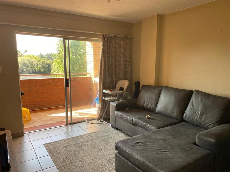 Charming Two Bedroom Apartment for Sale in Die Hoewes - Photo 2