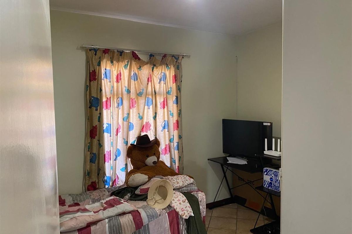 Charming Two Bedroom Apartment for Sale in Die Hoewes - Photo 4