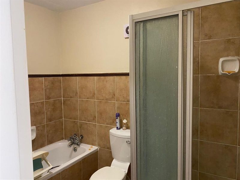 Charming Two Bedroom Apartment for Sale in Die Hoewes - Photo 5