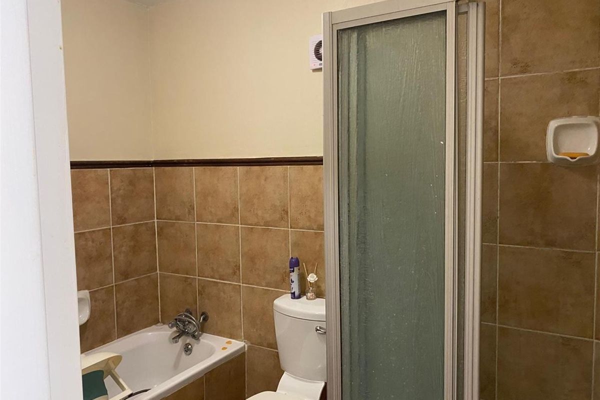 Charming Two Bedroom Apartment for Sale in Die Hoewes - Photo 5