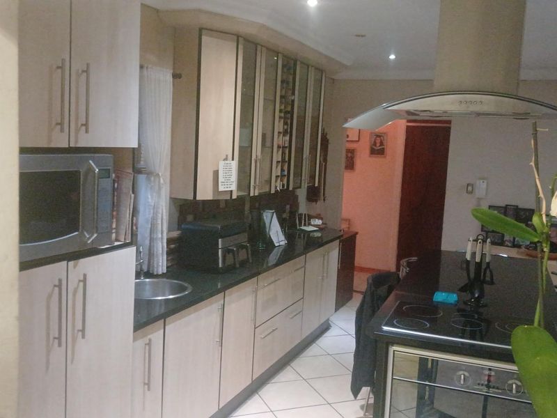 Charming 3-Bedroom Family Home for Sale in Rietfontein, Pretoria - Magaliesberg Foothills - Photo 6