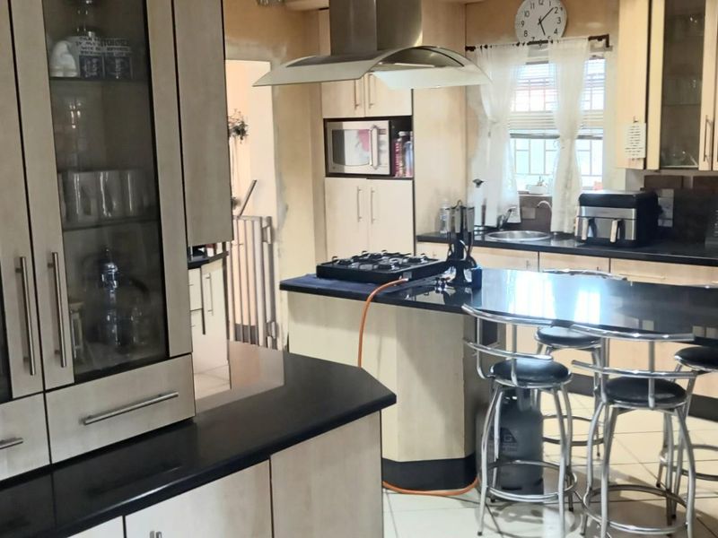 Charming 3-Bedroom Family Home for Sale in Rietfontein, Pretoria - Magaliesberg Foothills - Photo 8