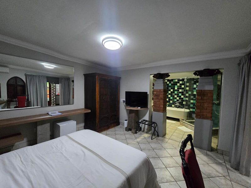 Luxury Fully Serviced Extended-Stay Studio Apartment - Photo 9