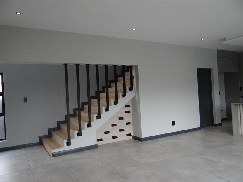 4 Bedroom House For Sale in Fountainbrook Estate, Midstream Estate, Centurion - Photo 7