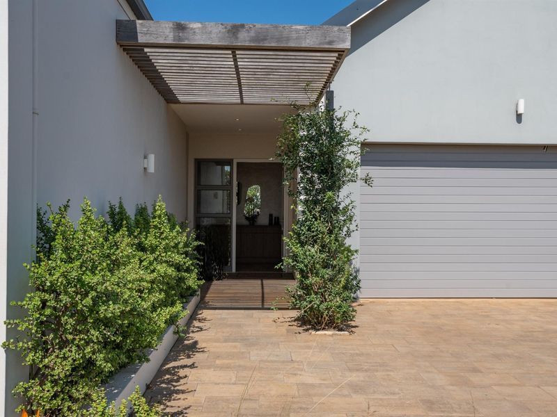 Coastal Elegance Meets Architectural Grace - Photo 2