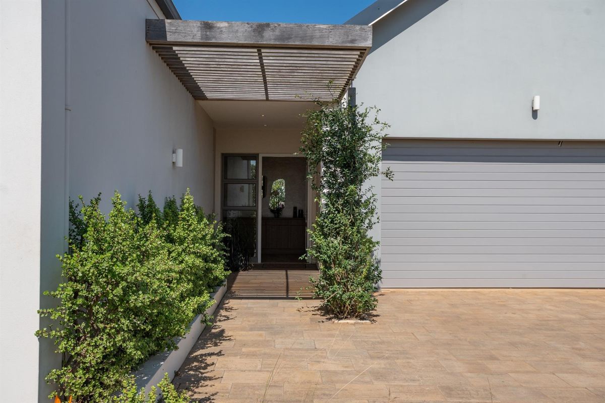 Coastal Elegance Meets Architectural Grace - Photo 2