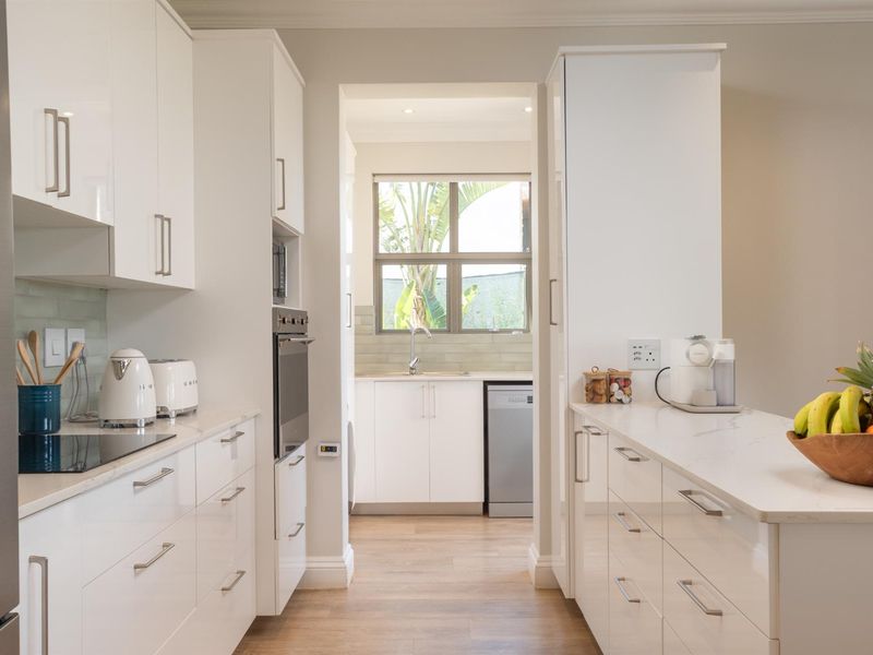 Coastal Elegance Meets Architectural Grace - Photo 5