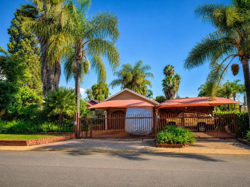 Tropical Family Retreat with Separate Flatlet in the Heart of Ifafi - Photo 1