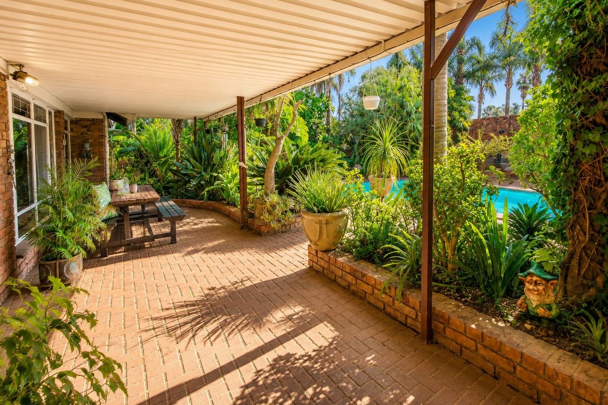 Tropical Family Retreat with Separate Flatlet in the Heart of Ifafi - Photo 4