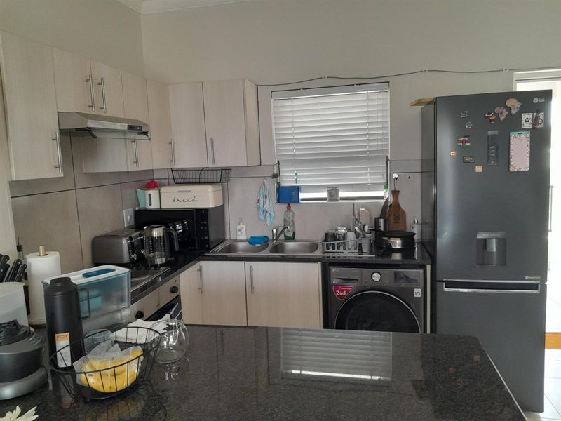 Stunning 2 Bedroom unit in Table view - Photo 3