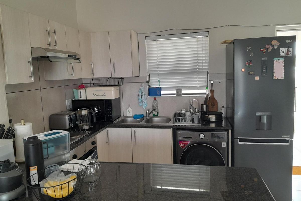 Stunning 2 Bedroom unit in Table view - Photo 3