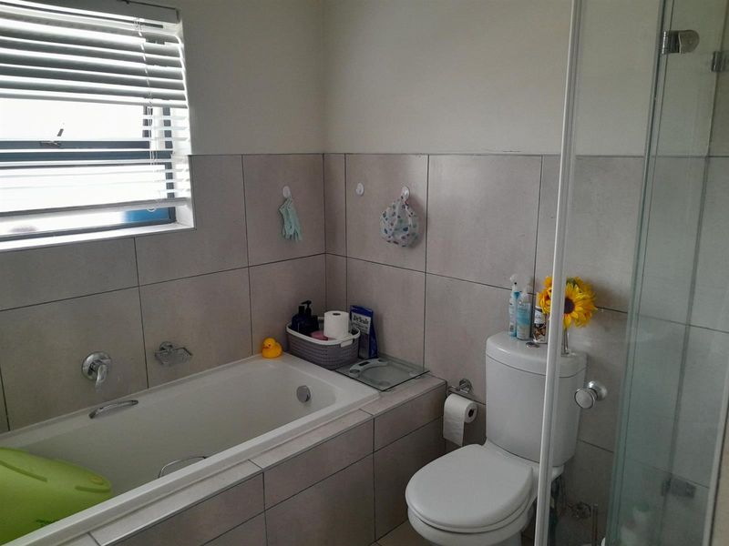 Stunning 2 Bedroom unit in Table view - Photo 5