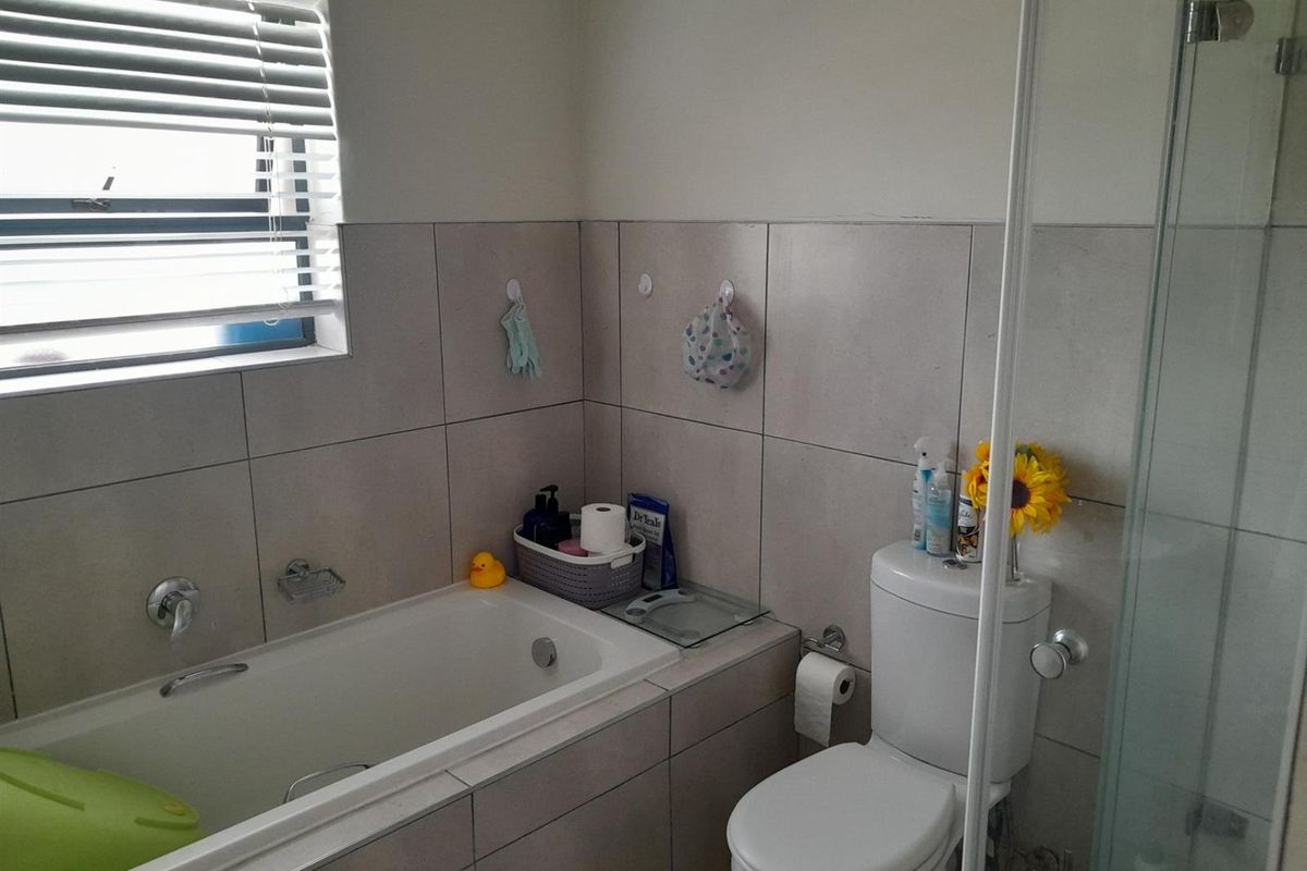 Stunning 2 Bedroom unit in Table view - Photo 5