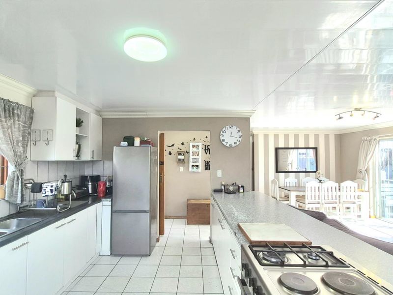 Charming Family Home with Pool and Exceptional Entertainment Space - Photo 6