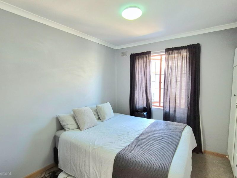 Charming Family Home with Pool and Exceptional Entertainment Space - Photo 10