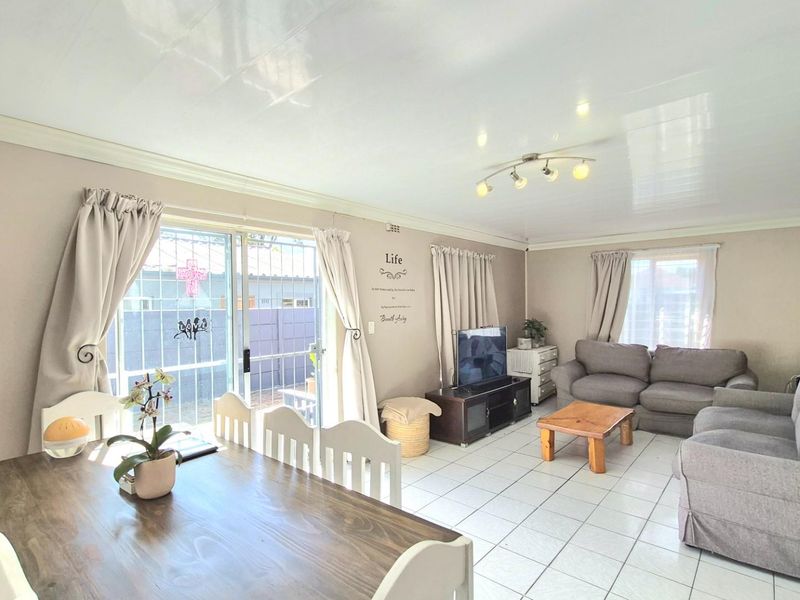 Charming Family Home with Pool and Exceptional Entertainment Space - Photo 3