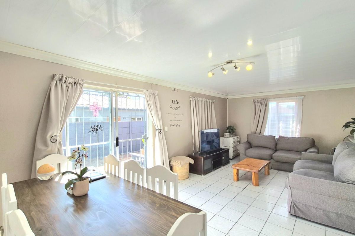 Charming Family Home with Pool and Exceptional Entertainment Space - Photo 3