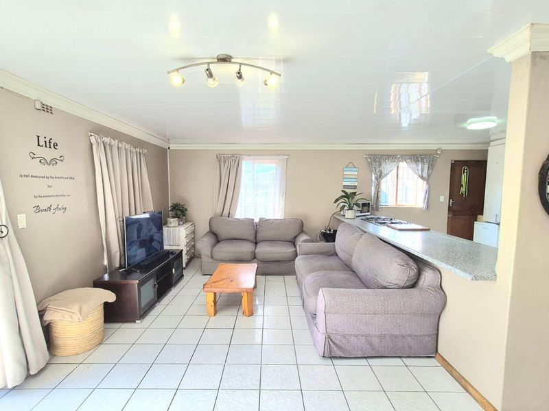 Charming Family Home with Pool and Exceptional Entertainment Space - Photo 9